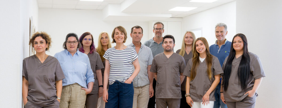 Team der Neurologie an der Lindenburg Das Team der Neurologie an der Lindenburg im Flur der Praxis